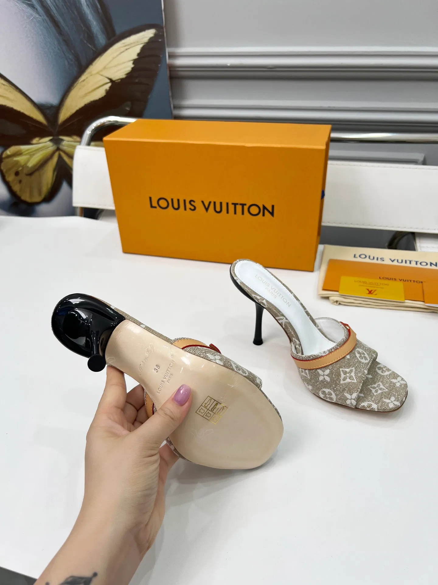 👟👟Ex-factory price 440👟👟 LV new denim kitten heel slippers 2025 summer must-have for goddesses, original replica, super comfortable on the feet. Show off the queen's temperament, the heel height is 9.5CM, which shows your temperament without being tiring. Leather outsole. Standard code: 35-42 (41 and 42 codes are customized, non-returnable and non-exchangeable)